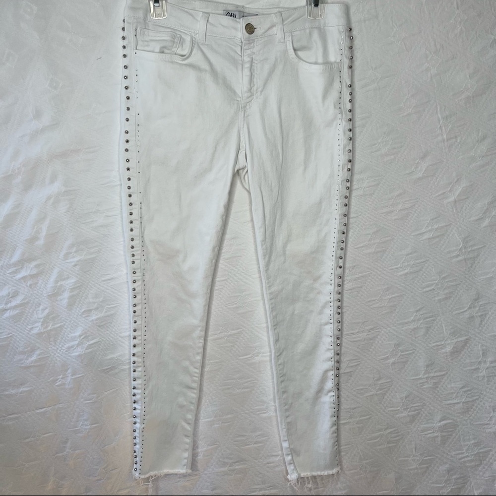 ! Zara white Spikes Jeans. Size 6.